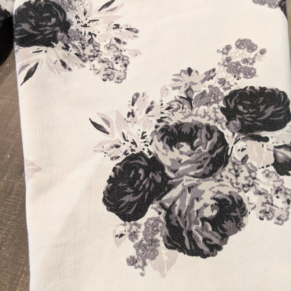 American Eagle Black White and Gray Floral Skinny Jeans - Picture 8 of 10